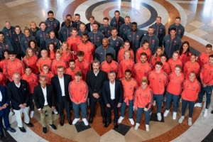 开云体育下载-官方：拜仁男足、女足上赛季双双夺冠，球队获巴伐利亚州州长表彰