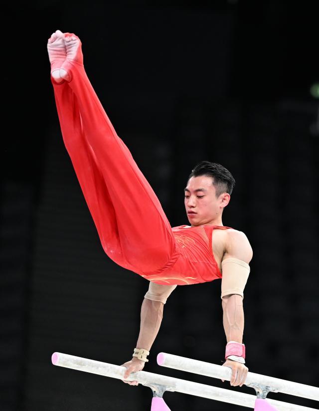 kaiyun-“双杠奇才”断崖式领先，邹敬园巴黎成功卫冕
