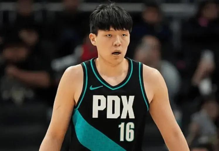 杨瀚森刚猛一节又垮！首节完美辅助，次节1分钟被轰8-0，太被动了